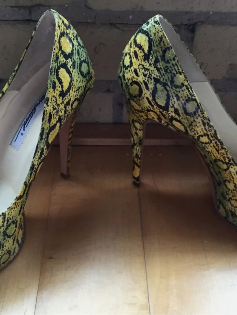 BRIAN ATWOOD Women's Yellow & Green Maniac Painted Snake Python Pump Size 7 NEW